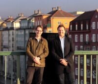 Zu sehen sind Erik Martinson, CEO und Mitbegründer von Svea Solar und Herman Korsgaard, Direktor bei Altor.