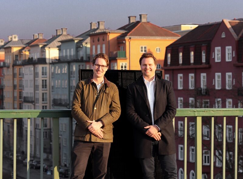 Zu sehen sind Erik Martinson, CEO und Mitbegründer von Svea Solar und Herman Korsgaard, Direktor bei Altor.