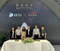 Im Bild Firmenvertreter bei der Unterzeichnung der Kooperation durch den CEO von Antaisolar, Huang Liqin, und den CEO von Jinko Power Technology, Wang Hong.