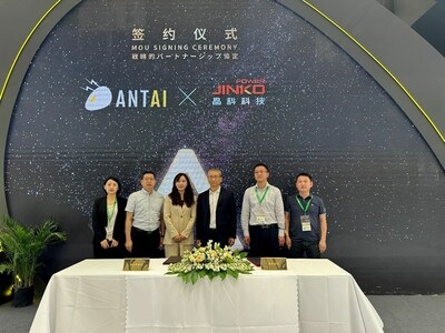 Im Bild Firmenvertreter bei der Unterzeichnung der Kooperation durch den CEO von Antaisolar, Huang Liqin, und den CEO von Jinko Power Technology, Wang Hong.