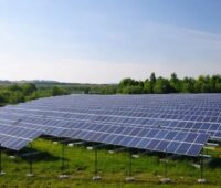 Zu sehen ist ein Photovoltaik-Solarpark. Das KNE hat aktuelle Forschungsprojekte über naturverträgliche Solarenergie zusammengestellt.