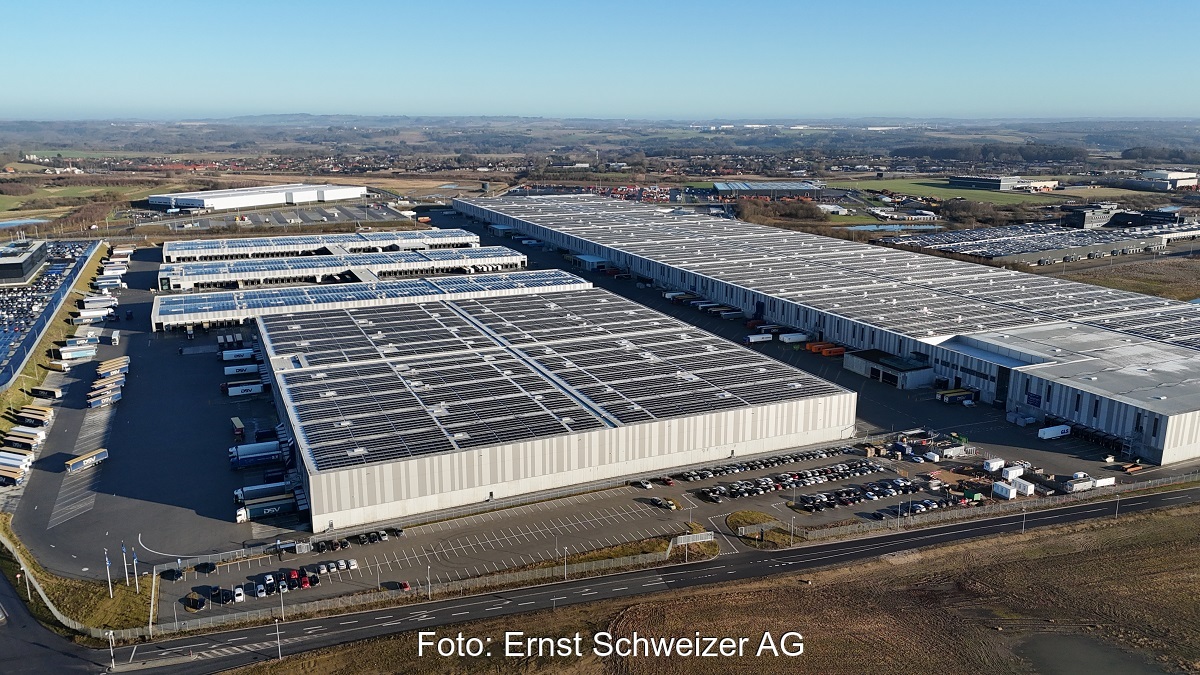 Im Bild die weltweit größte Photovoltaik-Dachanlage, die in Dänemark steht.