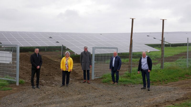 Zu sehen sind Verantwortliche vor dem Photovoltaik-Kraftwerk Sinsheim, mit dem die N-Ergie in die sonstige Direktvermarktung einsteigt.