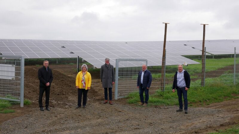 Zu sehen sind Verantwortliche vor dem Photovoltaik-Kraftwerk Sinsheim, mit dem die N-Ergie in die sonstige Direktvermarktung einsteigt.