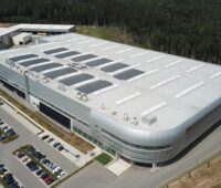 Zu sehen ist die Halle der Boysen Gruppe, die für Photovoltaik im Schwarzwald geeignet ist.