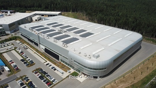 Zu sehen ist die Halle der Boysen Gruppe, die für Photovoltaik im Schwarzwald geeignet ist.