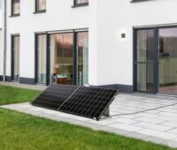 Zu sehen ist die Stecker-Solaranlage von SelfPV in einer Variante auf der Terrasse.