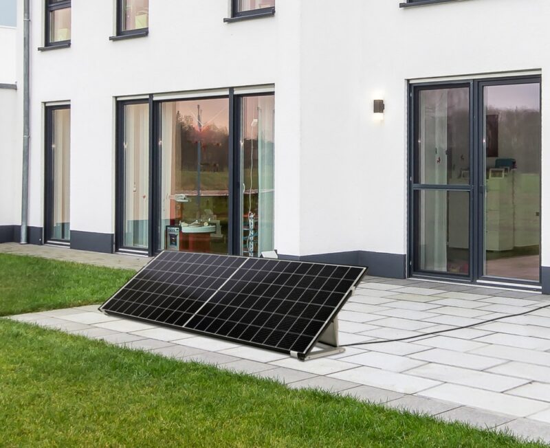 Zu sehen ist die Stecker-Solaranlage von SelfPV in einer Variante auf der Terrasse.