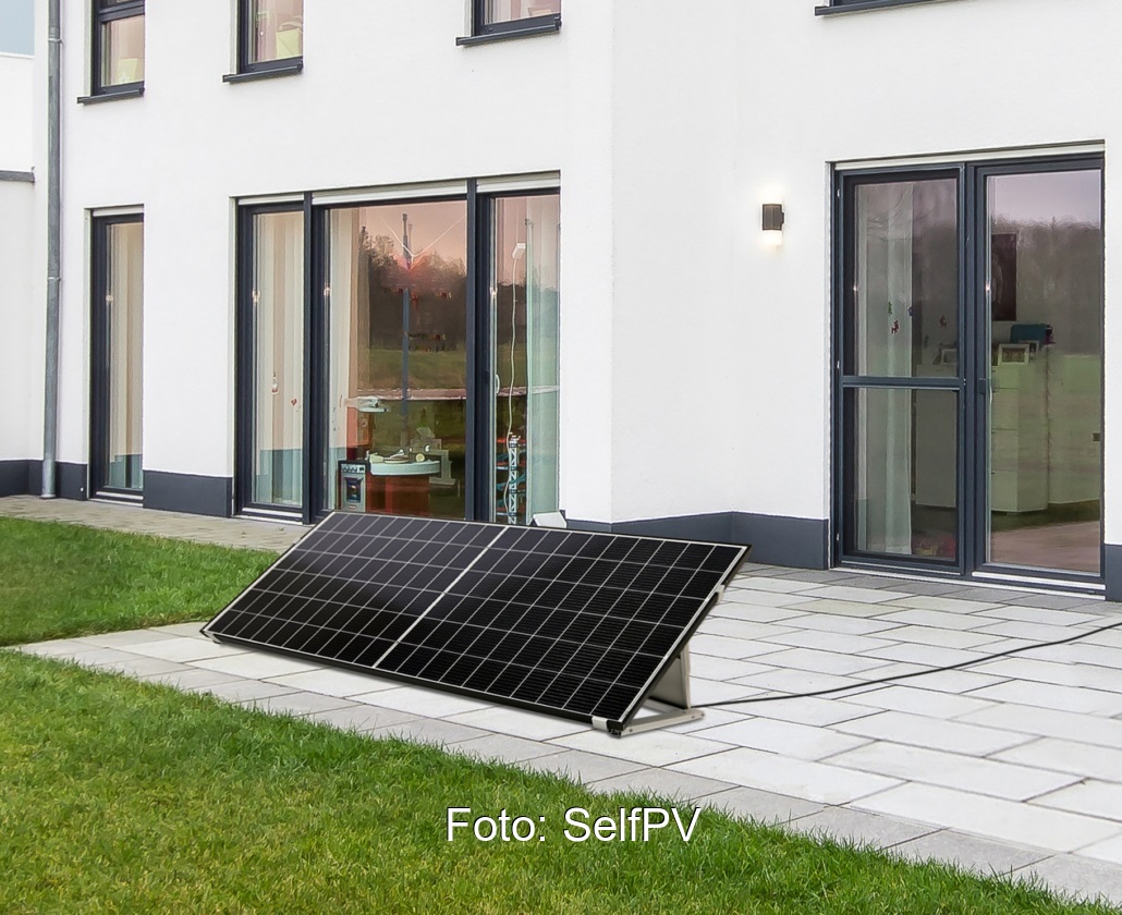 Zu sehen ist die Stecker-Solaranlage von SelfPV in einer Variante auf der Terrasse.