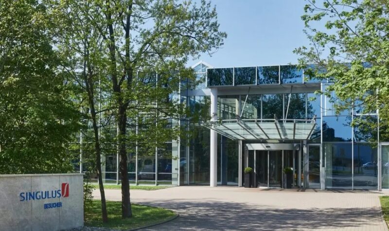 Zu sehen ist das Firmengebäude von Singulus Technologies. Die Silex Prozessanlage wird für die Fertigung von Solarzellen für die Photovoltaik benötigt wird.