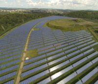 ZU sehen ist eine Luftaufnahme des Photovoltaik-Solarpark mit Bürgerfinanzierung.