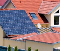 Photovoltaik auf einem Dach in einer Einfamilienhaussiedlung