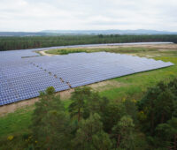 Große Solartromanlage, umgeben von Bäumen