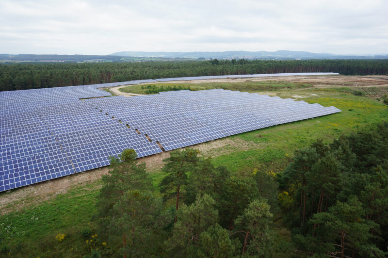 Große Solartromanlage, umgeben von Bäumen