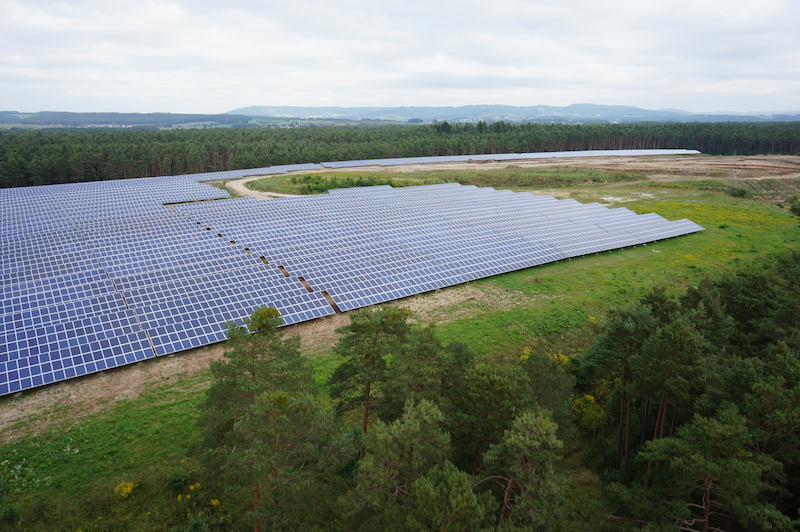 Große Solartromanlage, um geben von Bäumen