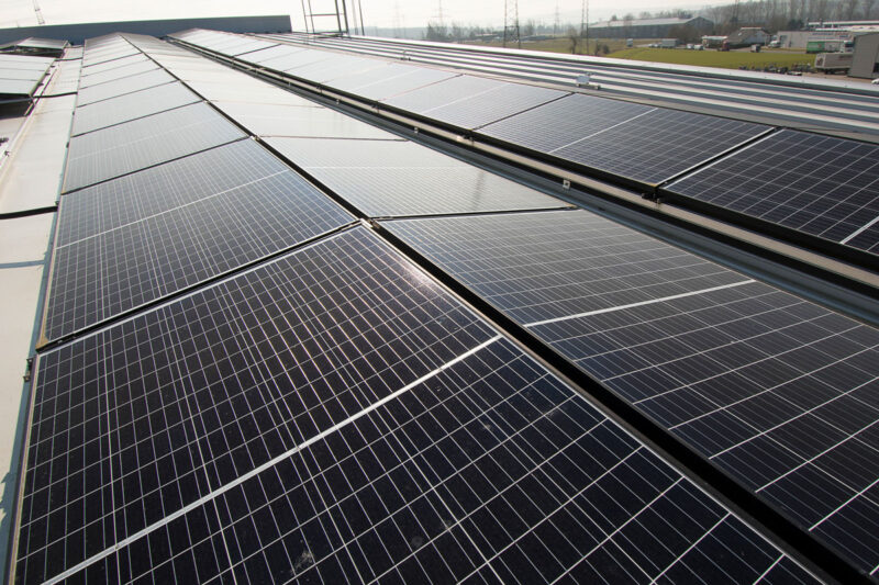 Photovoltaikanlage auf einem Hallendach. Das EEG 2027 erschwert die Invesitition in neue Anlagen.