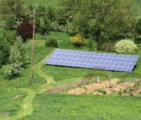 Luftbild einer Photovoltaikanlage im Garten.