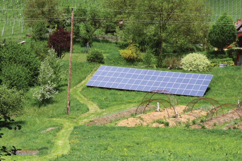 Luftbild einer Photovoltaikanlage im Garten.