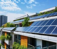 Photovoltaikanlagen an einem modernen Mehrparteienhaus mit terassenartigen Dachgärten