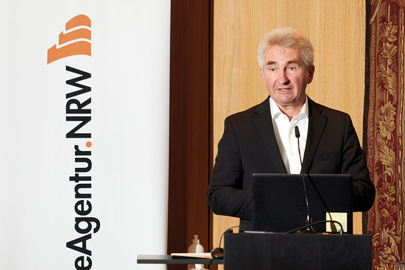 Links im Bild das Abgeschnittene Logo der EnergieAgentur.NRW, rechts im Bild NRW-Wirtschaftsminister Andreas Pinkwart