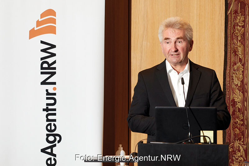 Links im Bild das Abgeschnittene Logo der EnergieAgentur.NRW, rechts im Bild NRW-Wirtschaftsminister Andreas Pinkwart