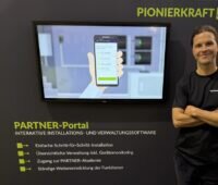 Im Bild Geschäftsführer-Pionierkraft Andreas Eberhardt, der das neue Partner-Portal auf der Intersolar 2025 vorstellt.