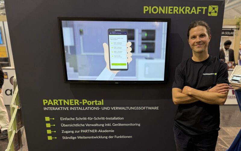 Im Bild Geschäftsführer-Pionierkraft Andreas Eberhardt, der das neue Partner-Portal auf der Intersolar 2025 vorstellt.