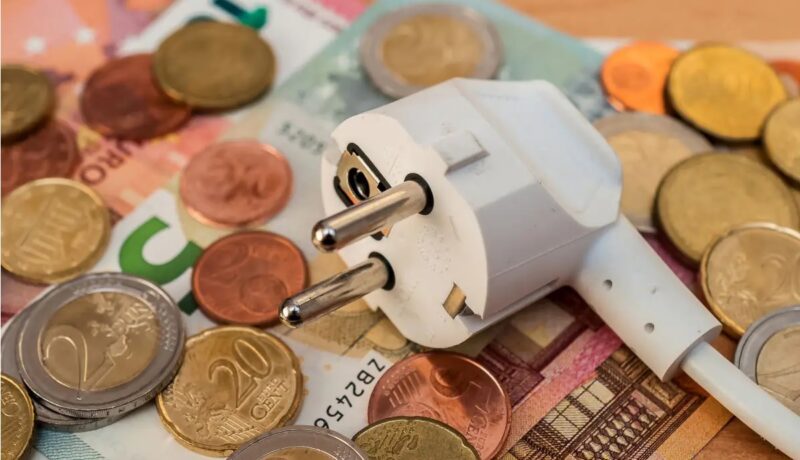 Im Bild ein Stecker und Geld als Symbol für den dynamischen Stromtarif von Plan-B Net Zero Energy.