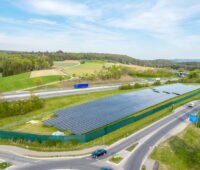 Solarpark Engen zwischen Autobahn und Fernstraße