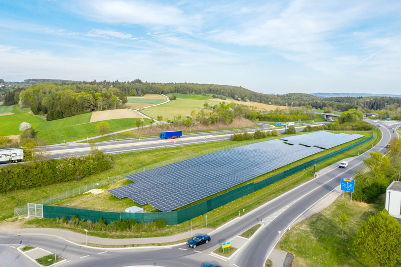 Solarpark Engen zwischen Autobahn und Fernstraße