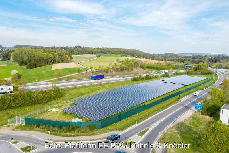 Solarpark Engen zwischen Autobahn und Fernstraße
