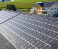 Zu sehen ist eine Photovoltaik-Anlage in Baden-Württemberg. Allein für die Elektromobilität in Baden-Württemberg bedarf es deutlich mehr solcher Solarstromanlagen.