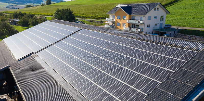 Zu sehen ist eine Photovoltaik-Anlage in Baden-Württemberg. Allein für die Elektromobilität in Baden-Württemberg bedarf es deutlich mehr solcher Solarstromanlagen.