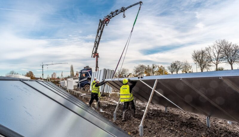 Zu sehen ist eine große Solarthermie-Anlage, eine der erneuerbaren Energien, die klimafreundliche Alternativen zu russischem Gas bieten.