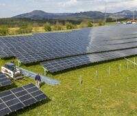 Zu sehen ist eine Freiflächen-Photovoltaikanlage, die Strom für grünen Wasserstoff produzieren kann. Grüner Wasserstoff als Brennstoff für die Gasheizung ist aber keine Option.