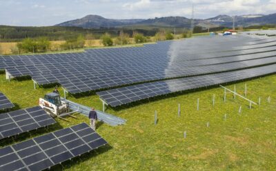 Zu sehen ist eine Freiflächen-Photovoltaikanlage, die Strom für grünen Wasserstoff produzieren kann. Grüner Wasserstoff als Brennstoff für die Gasheizung ist aber keine Option.
