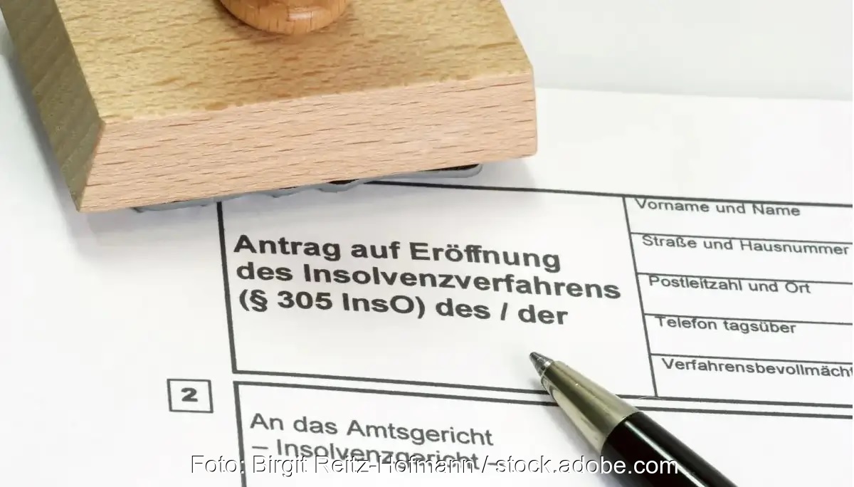 Im Bild ein Stempel und ein Formular zur Eröffnung von einem Insolvenzverfahren, in dem sich PV-Projektierer Fellensiek befindet.