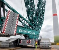 Im Bild der neue Liebherr-Raupenkran von Enercon auf einer Baustelle bei der Installation von Windenergieanlagen.
