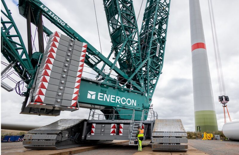 Im Bild der neue Liebherr-Raupenkran von Enercon auf einer Baustelle bei der Installation von Windenergieanlagen.