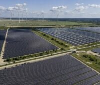 Luftbild der Freiflächen-Photovoltaik-Anlage Energiepark Bohrau in der Lausitz, Teil der Gigawattfactory der Leag.