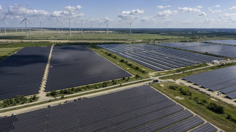 Luftbild der Freiflächen-Photovoltaik-Anlage Energiepark Bohrau in der Lausitz, Teil der Gigawattfactory der Leag.