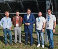 Offizielle und Vizekanzler Lars Klingbeil bei der Einweihung der Agri-Photovoltaik auf dem Bioland-Hof Wilkens.