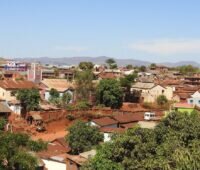 Zu sehen ist das Dorf Mahavelona in Madagaskar, das von dem Projekt Solarstrom in Afrika profitieren soll.