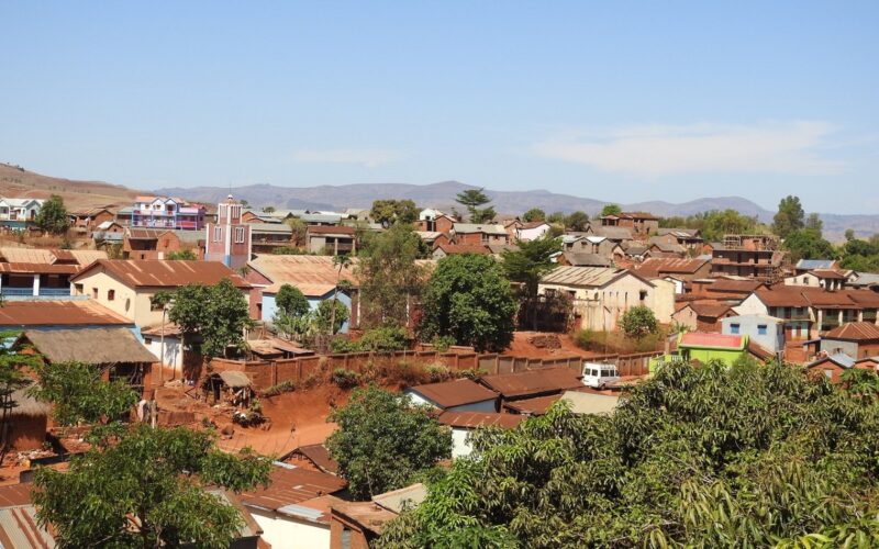 Zu sehen ist das Dorf Mahavelona in Madagaskar, das von dem Projekt Solarstrom in Afrika profitieren soll.