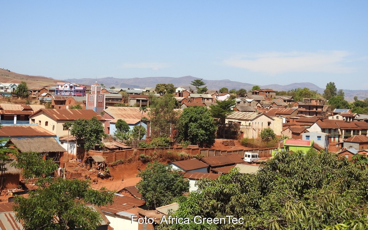 Zu sehen ist das Dorf Mahavelona in Madagaskar, das von dem Projekt Solarstrom in Afrika profitieren soll.
