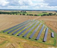 Eine Freiflächensolaranlage auf Feldern.