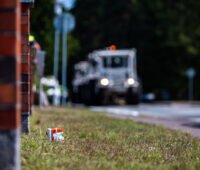 In der Ferne kommen unscharf Vibro Trucks eine Straße entlang gefahren.