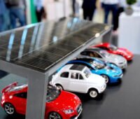 Modell von Parkplatz-Photovoltaik auf Messestand mit Spielzeugautos