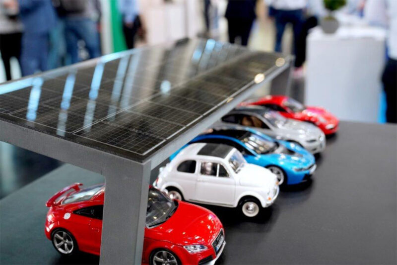 Modell von Parkplatz-Photovoltaik auf Messestand mit Spielzeugautos