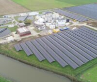 Luftbild von Klär- und benachbarter Photovoltaikanlage